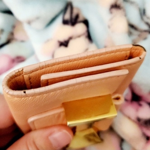 Chloe blush bow keyholder - Picture 5 of 5